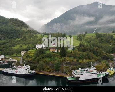 La nebbia mattutina copre il villaggio di FlŒm situato nella Norvegia sudoccidentale, in una zona conosciuta per i suoi fiordi. Ha una popolazione di appena 350 persone e ha circa 450,000 visitatori all'anno, molti da navi da crociera. Il credito fotografico dovrebbe essere: Katie Collins/EMPICS/Alamy Foto Stock