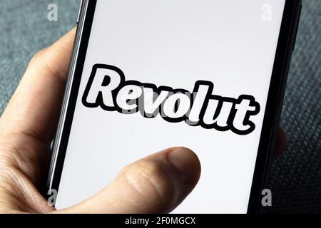 Logo dell'app Revolut sullo schermo dell'iPhone. Revolut Ltd è una società britannica di tecnologia finanziaria con sede a Londra, Regno Unito, che offre servizi bancari. Foto Stock