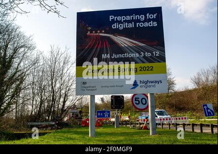 Langley, Berkshire, Regno Unito. 7 marzo 2021. L'autostrada M4 è stata chiusa di nuovo in entrambe le direzioni questo fine settimana tra gli svincoli 5 (Langley) e 6 (Slough). Anche la strada di scorrimento per la M4 a Langley era in fase di ristrutturazione. La M4 è in fase di aggiornamento a una Smart Motorway e la spalla dura è in fase di conversione in una corsia di traffico. Negli ultimi cinque anni sono state uccise trentotto persone sulle autostrade intelligenti nel Regno Unito. Quattro incoronatori hanno scritto relazioni sulle loro preoccupazioni per la paura di future morti su Smart Highway e una risposta da parte di Highways Inghilterra è attesa. Credito: Maureen McLean/Alamy Foto Stock