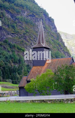 La chiesa nel villaggio di FlŒm situata nella Norvegia sudoccidentale, in una zona conosciuta per i suoi fiordi. Ha una popolazione di appena 350 persone e ha circa 450,000 visitatori all'anno, molti da navi da crociera. Il credito fotografico dovrebbe essere: Katie Collins/EMPICS/Alamy Foto Stock