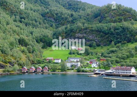 Il villaggio di FlŒm situato nella Norvegia sudoccidentale, in una zona conosciuta per i suoi fiordi. Ha una popolazione di appena 350 persone e ha circa 450,000 visitatori all'anno, molti da navi da crociera. Il credito fotografico dovrebbe essere: Katie Collins/EMPICS/Alamy Foto Stock