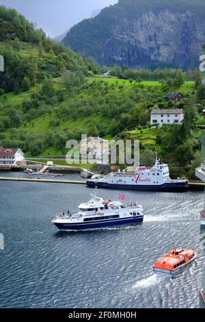 Le barche passano dentro e fuori dal villaggio di FlŒm situato nella Norvegia sudoccidentale, in una zona conosciuta per i suoi fiordi. Ha una popolazione di appena 350 persone e ha circa 450,000 visitatori all'anno, molti da navi da crociera. Il credito fotografico dovrebbe essere: Katie Collins/EMPICS/Alamy Foto Stock