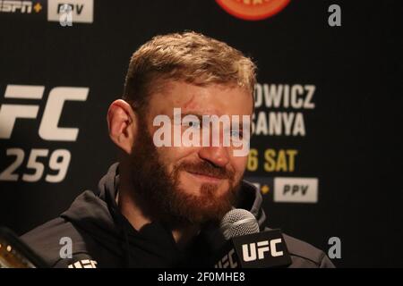 Las Vegas, Nevada, Las Vegas, NV, Stati Uniti. 6 marzo 2021. Las Vegas, NV - 6 marzo: Jan BÅ‚achowicz interagisce con i media dopo l'evento UFC 259 Blachowicz contro Adesanya tenutosi presso l'UFC Apex il 6 marzo 2021 a Las Vegas, Nevada, Stati Uniti. Credit: Diego Ribas/PX Imagens/ZUMA Wire/Alamy Live News Foto Stock