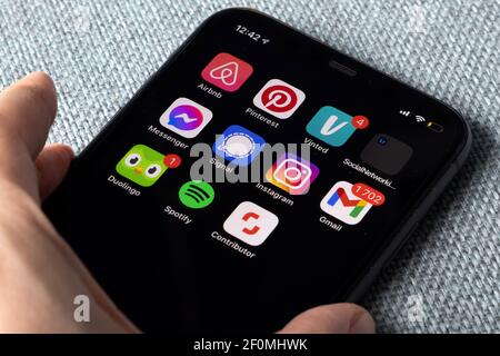 IPhone con diverse icone di app per i social media e la produttività come Vinted, Signal, Duolingo, Pinterest, Instagram e altre. Foto Stock