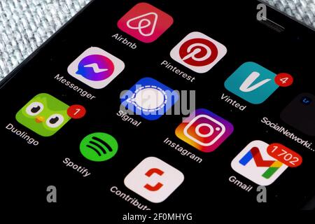 IPhone con diverse icone di app per i social media e la produttività come Vinted, Signal, Duolingo, Pinterest, Instagram e altre. Foto Stock