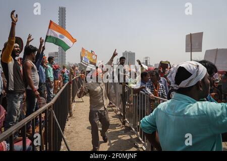 Kolkata, India. 07 marzo 2021. Un sostenitore del BJP (Bhartiya Janta Party) canta 'Jai Shree RAM' mentre tiene un poster di Narendra modi durante il mega rally Brigade.i sostenitori del Bharatiya Janata Party (BJP) hanno organizzato un raduno di massa e una campagna politica in vista delle elezioni dell'assemblea legislativa dello Stato nel campo della parata Brigade a Kolkata. Anche il primo ministro indiano Narendra modi si è Unito alla campagna. Credit: SOPA Images Limited/Alamy Live News Foto Stock