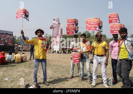 Kolkata, India. 07 marzo 2021. I sostenitori del BJP (Bhartiya Janta Party) hanno tenuto manifesti del primo Ministro Narendra modi davanti al suo ritratto durante il mega rally brigata.i sostenitori del Bharatiya Janata Party (BJP) hanno organizzato un raduno di massa e una campagna politica prima delle elezioni dell'assemblea legislativa dello stato al campo della parata brigata di Kolkata. Anche il primo ministro indiano Narendra modi si è Unito alla campagna. Credit: SOPA Images Limited/Alamy Live News Foto Stock