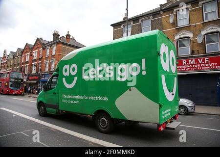 Londra, Regno Unito. 06 marzo 2021. L' AO lascia andare il furgone di consegna a Londra, AO - il deposito elettrico in linea. Credit: SOPA Images Limited/Alamy Live News Foto Stock