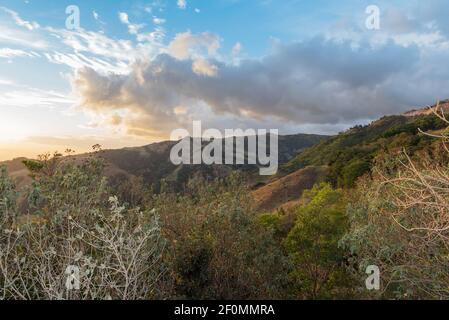 Tramonto sulla riserva naturale di Monteverde Cloud Forest, Costa Rica Foto Stock