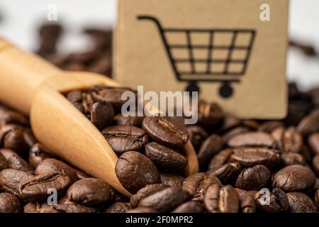 Scatola con il simbolo del logo del carrello della spesa sui chicchi di caffè, Import Export Shopping online o servizio di consegna eCommerce Store spedizione del prodotto, commercio, scorte Foto Stock