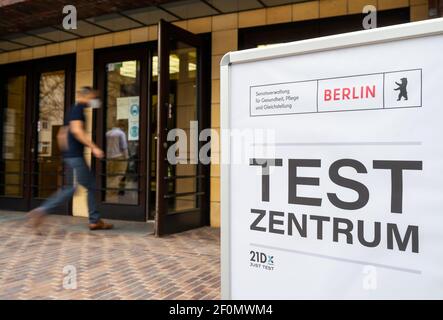 Berlino, Germania. 07 marzo 2021. Un uomo entra in un centro di test Corona. I berlinesi possono essere testati gratuitamente per il virus corona una volta alla settimana a partire da lunedì (08.03.2021). Credit: Christophe Gateau/dpa/Alamy Live News Foto Stock