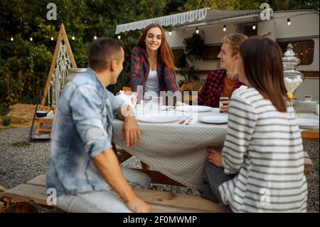 I giovani amici si rilassano sul picnic al campeggio Foto Stock