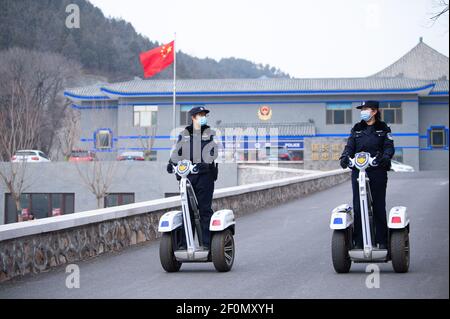 (210307) -- PECHINO, 7 marzo 2021 (Xinhua) -- Zhang Anqi (L) e Hu Wenhui, membri della polizia femminile della stazione di polizia di Badaling, pattugliano alla zona panoramica di Badaling con scooter auto-equilibranti a Pechino, capitale della Cina, 7 marzo 2021. Fondata nel 2018, la polizia femminile della stazione di polizia di Badaling della filiale di Yanqing dell'Ufficio municipale di sicurezza pubblica di Pechino è composta da 6 membri con un'età media di 33 anni. In termini di lavoro quotidiano, le poliziotti pattugliano nella zona panoramica di fama mondiale per mantenere ordine e la pubblica sicurezza, e aiutare i turisti a risolvere i problemi. Conosciuto per genere Foto Stock