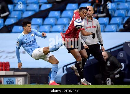 Joao Cancelo di Manchester City (a sinistra) e la battaglia di Anthony Martial di Manchester United per la palla durante la partita della Premier League all'Etihad Stadium di Manchester. Data immagine: Domenica 7 marzo 2021. Foto Stock