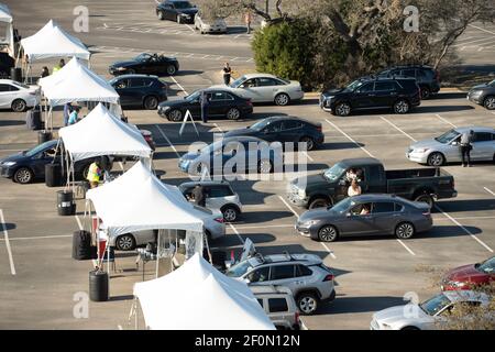 Round Rock, Texas USA 6 marzo 2021: I veicoli attendono in coda in una maratona di 24 ore di vaccino drive-through per raggiungere il programma di vaccinazione COVID-19 dopo la devastante tempesta invernale del mese scorso che ha abbattuto gran parte del Texas. L'obiettivo era quello di vaccinare fino a 7,000 texani con la prima o la seconda dose di moderna. Credit: Bob Daemmrich/Alamy Live News Foto Stock