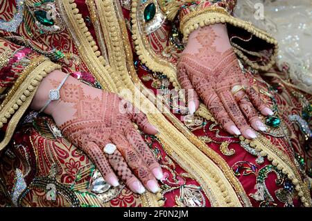 Bei modelli di hennè sulle mani della sposa Foto Stock