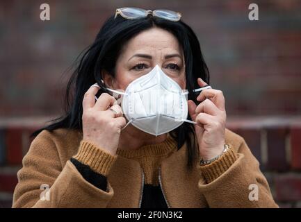 Berlino, Germania. 07 marzo 2021. Dilek Kalayci (SPD), senatrice berlinese per la Salute, la cura e l'uguaglianza, toglie la maschera davanti a un centro di test Corona. I berliner potranno essere testati gratuitamente per il virus corona una volta alla settimana a partire da lunedì (08.03.2021). Credit: Christophe Gateau/dpa/Alamy Live News Foto Stock