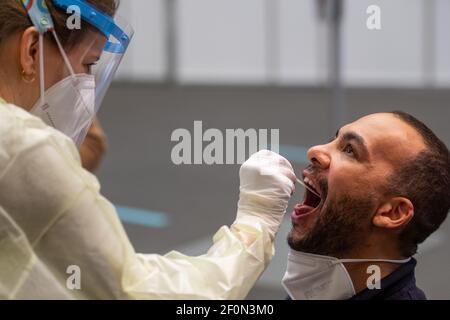 Berlino, Germania. 07 marzo 2021. Un dipendente prende un tampone alla gola per un test rapido Corona presso un centro di test Corona a Jesse Frei. I berlinesi possono essere testati gratuitamente per il virus corona una volta alla settimana a partire da lunedì (08.03.2021). Credit: Christophe Gateau/dpa/Alamy Live News Foto Stock