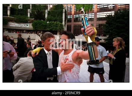 PENA DI MORTE Torneo di Boxing White Collar Luglio 2000Phil Carroll (32) un responsabile di conti con Graphnet UK con suo padre orgoglioso dopo la sua sanguinosa lotta di boxe contro Jay Milne (28) un ufficiale della polizia metropolitana di Liason. L'evento PUNIZIONE CAPITALE il primo torneo di pugilato di colletto bianco del Regno Unito, tenuto alla Broadgate Arena, Londra. Foto Stock