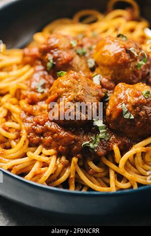 Dettaglio closeup di polpette italiane fatte in casa in spaghetti marinara Foto Stock