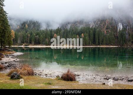 nebbia in un bellissimo lago calmo in montagna Foto Stock