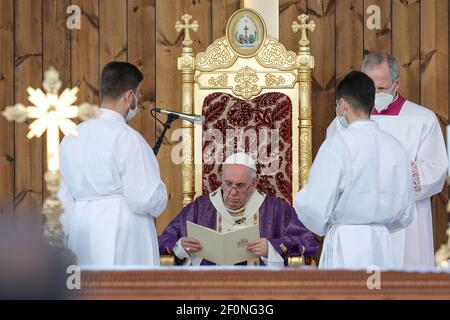 Erbil, Iraq. 07 marzo 2021. Papa Francesco conduce una messa allo stadio Frano Hariri di Erbil come parte della sua visita nella regione autonoma del Kurdistan nel nord dell'Iraq. Papa Francesco è arrivato in Iraq venerdì per la prima visita papale nel Paese del Medio Oriente, un luogo dove la comunità cristiana si è ridotta in mezzo ad anni di guerra. Credito: STR/dpa/Alamy Live News Foto Stock