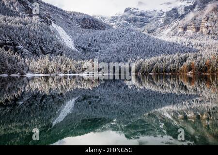 lago in montagna tra autunno e inverno Foto Stock