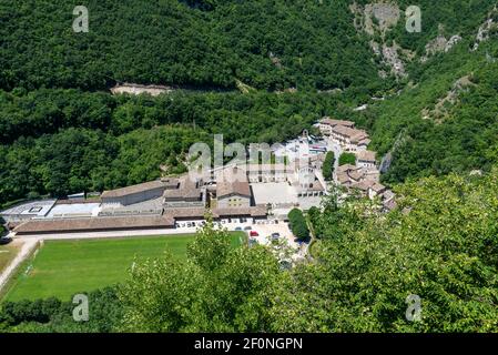 Il paesaggio di Rocca Porena visto dal santuario roccioso Foto Stock