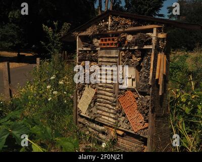 Insect Hotel, casa artificiale per insetti nel parco Foto Stock