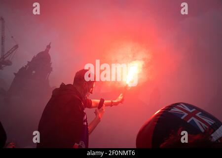 Glasgow, Scozia, il 7 marzo 2021. I fan del Rangers Football Club sfidano Covid-19 le regole di blocco pandemiche del coronavirus da riunirsi a George Square, nel centro della città, per celebrare la 55a vittoria del titolo della squadra, e che sfidano significativamente i rivali Arch del Celtic FC dalla possibilità di vincere il titolo 10 volte di fila. Foto: Jeremy Sutton-Hibbert/Alamy Live News. Foto Stock