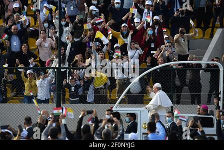 Erbil, Iraq. 07 marzo 2021. Papa Francesco celebra la Messa domenicale con i fedeli iracheni nello Â™stadio Froso Hariri di ErbilâÂ, nel nord dell'Iraq, il 7 marzo 2021. La visita storica di 4 giorni in Iraq è il primo viaggio internazionale papale dopo la stella della pandemia del Covid-19. Foto : Vaticano Media via ABACAPRESS.COM Crediti: Abaca Press/Alamy Live News Foto Stock