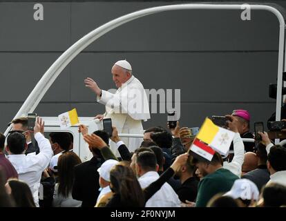 Erbil, Iraq. 07 marzo 2021. Papa Francesco celebra la Messa domenicale con i fedeli iracheni nello Â™stadio Froso Hariri di ErbilâÂ, nel nord dell'Iraq, il 7 marzo 2021. La visita storica di 4 giorni in Iraq è il primo viaggio internazionale papale dopo la stella della pandemia del Covid-19. Foto : Vaticano Media via ABACAPRESS.COM Crediti: Abaca Press/Alamy Live News Foto Stock