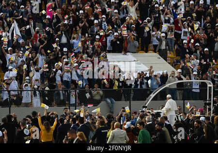 Erbil, Iraq. 07 marzo 2021. Papa Francesco celebra la Messa domenicale con i fedeli iracheni nello Â™stadio Froso Hariri di ErbilâÂ, nel nord dell'Iraq, il 7 marzo 2021. La visita storica di 4 giorni in Iraq è il primo viaggio internazionale papale dopo la stella della pandemia del Covid-19. Foto : Vaticano Media via ABACAPRESS.COM Crediti: Abaca Press/Alamy Live News Foto Stock