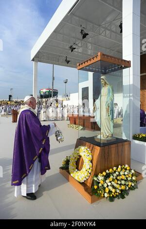 Erbil, Iraq. 07 marzo 2021. Papa Francesco celebra la Messa domenicale con i fedeli iracheni nello Â™stadio Froso Hariri di ErbilâÂ, nel nord dell'Iraq, il 7 marzo 2021. La visita storica di 4 giorni in Iraq è il primo viaggio internazionale papale dopo la stella della pandemia del Covid-19. Foto : Vaticano Media via ABACAPRESS.COM Crediti: Abaca Press/Alamy Live News Foto Stock