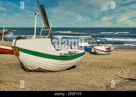 Navi da pesca costiere sulla spiaggia di Vorupoer nella Danimarca occidentale Foto Stock