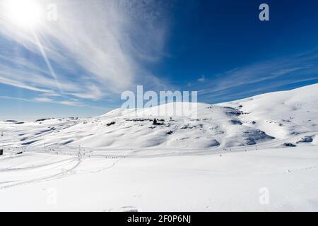 Stazione sciistica di Malga San Giorgio sull'altopiano della Lessinia (Altopiano della Lessinia) e Monte Tomba (Tomba). Parco Naturale Regionale, Veneto, Italia. Foto Stock