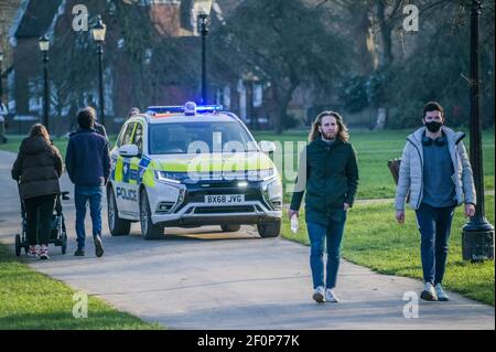 Londra, Regno Unito. 7 Mar 2021. La polizia arriva e inizia a pattugliare - folle sulla collina Primrose alla vigilia di bambini che tornano a scuola e l'ultimo giorno di blocco completo. Credit: Guy Bell/Alamy Live News Foto Stock