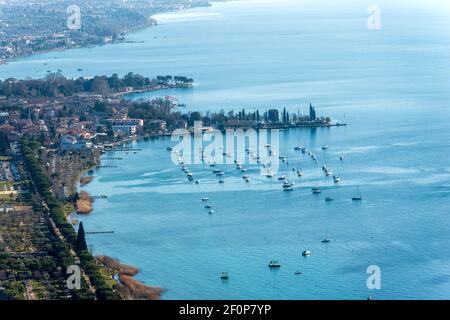 Veduta aerea del Lago di Garda con i piccoli borghi di Bardolino, Cisano e Lazise, vista dalla Rocca di Garda, Veneto, Italia. Foto Stock