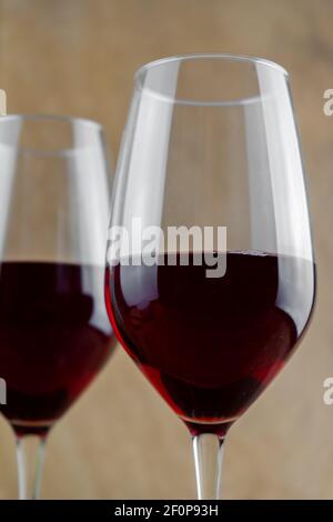 Due bicchieri con vino rosso da vicino. Bere vino. Wineglass. Foto Stock