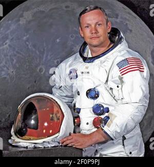 NEIL ARMSTRONG (1930-2012) ingegnere aeronautico americano, pilota di prova e il primo uomo a mettere piede sulla luna 0n 20 luglio 1969. Foto ufficiale della NASA scattata nell'aprile 1969. Foto Stock