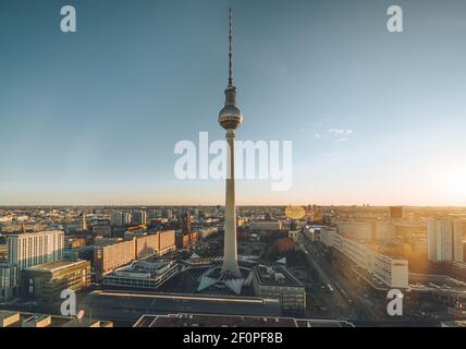 Vista aerea dello skyline di Berlino con la famosa torre della TV ad Alexanderplatz in Mitte con il cielo rosa al tramonto. Foto Stock
