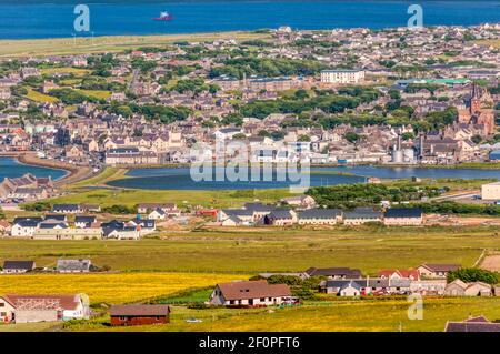 Una vista rialzata di Kirkwall sulla terraferma, Orkney con il Mare delle Pedie a metà distanza. Kirkwall è la città più grande di Orkney. Foto Stock