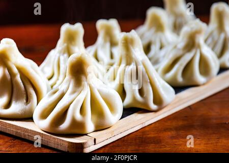 Tradizionali gnocchi georgiani khinkali servito a mangiare con pepe Foto Stock