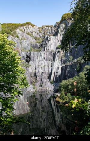 Vivian Quarry Lake presso il National Slate Museum situato all'interno del Padarn Country Park, Llanberis, Gwynedd, Galles del Nord Foto Stock