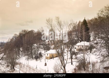 Tradizionale villaggio di montagna nei Balcani , coperto di neve in inverno. Foto Stock