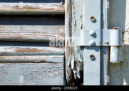 Finestre grigie palazzi viladosia tenda veneziana nel Foto Stock