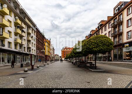 Wroclaw, Polonia - 03 2020 maggio: Lungo Swidnicka strada vicino piazza del mercato in giorno nuvoloso Foto Stock