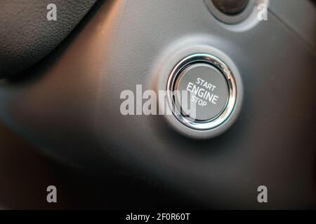 Pulsante Start/Stop/Engine (avviamento/arresto motore) nella vettura Foto Stock