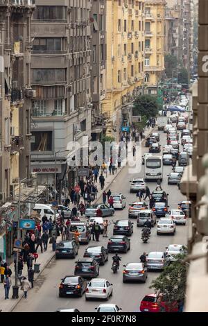 Vista elevata del traffico e dei pedoni su Talaat Harb Street, centro del Cairo, Egitto Foto Stock
