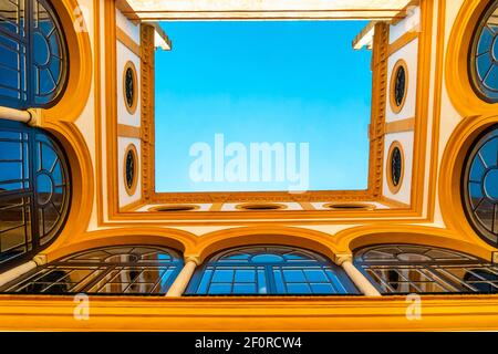 Architettura moresca di bellissimo castello chiamato Real Alcazar a Siviglia, Andalusia, Spagna Foto Stock